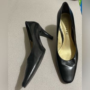 Nice pair of Caressa womens heels
